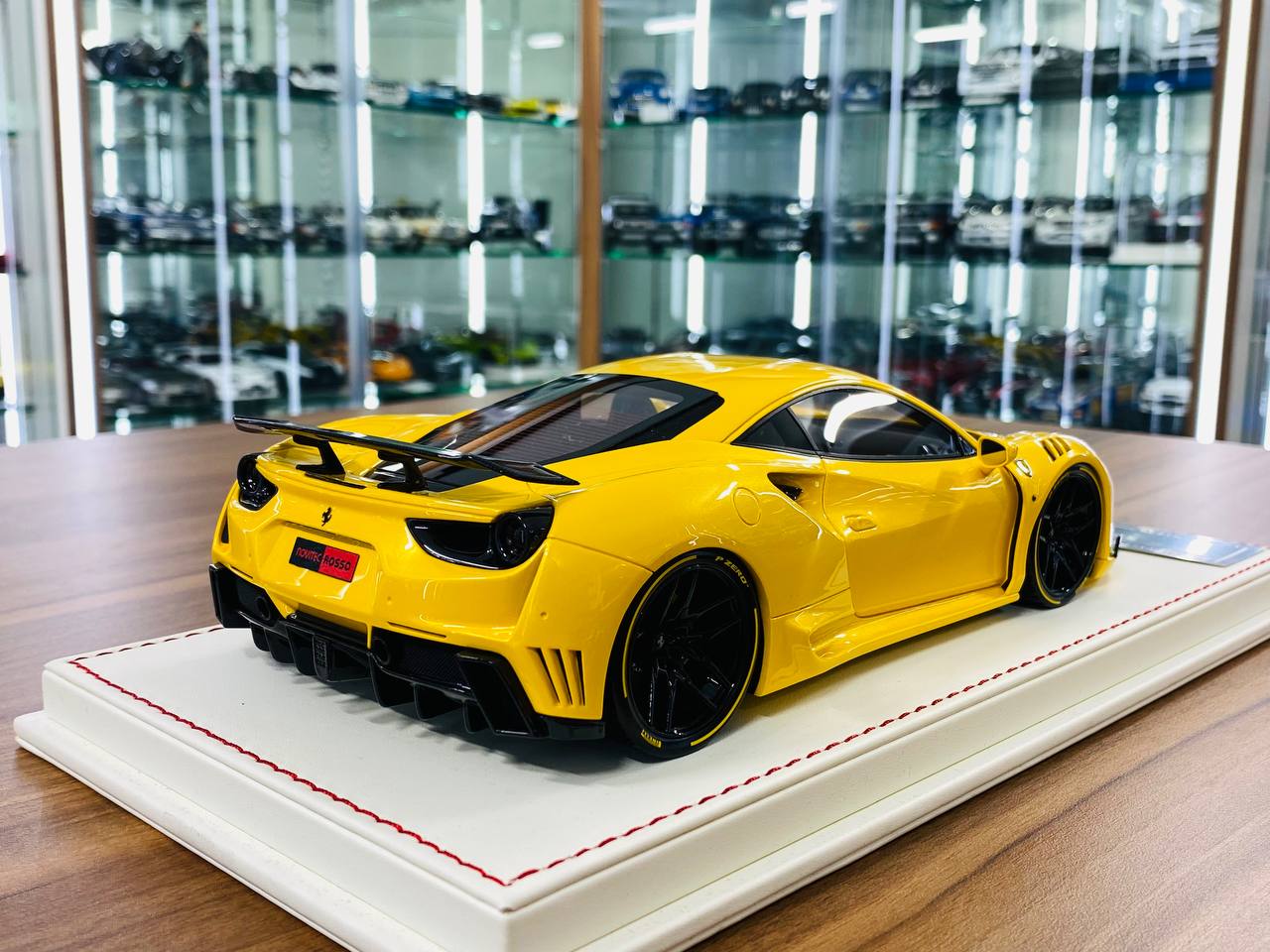 Davis & Giovanni Ferrari 488 GTB – 1/18 Resin Model, Yellow, Limited to 10 Units