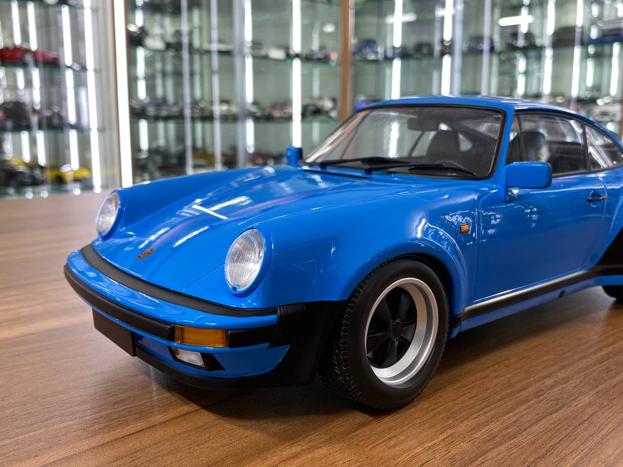 1/12 Diecast Model – Porsche 911 Turbo (1977) by Minichamps