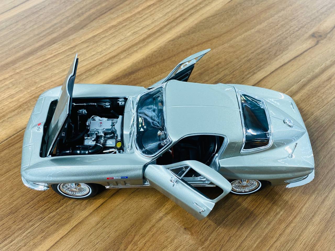 1/18 Diecast Maisto Chevrolet Corvette 1965 Silver
