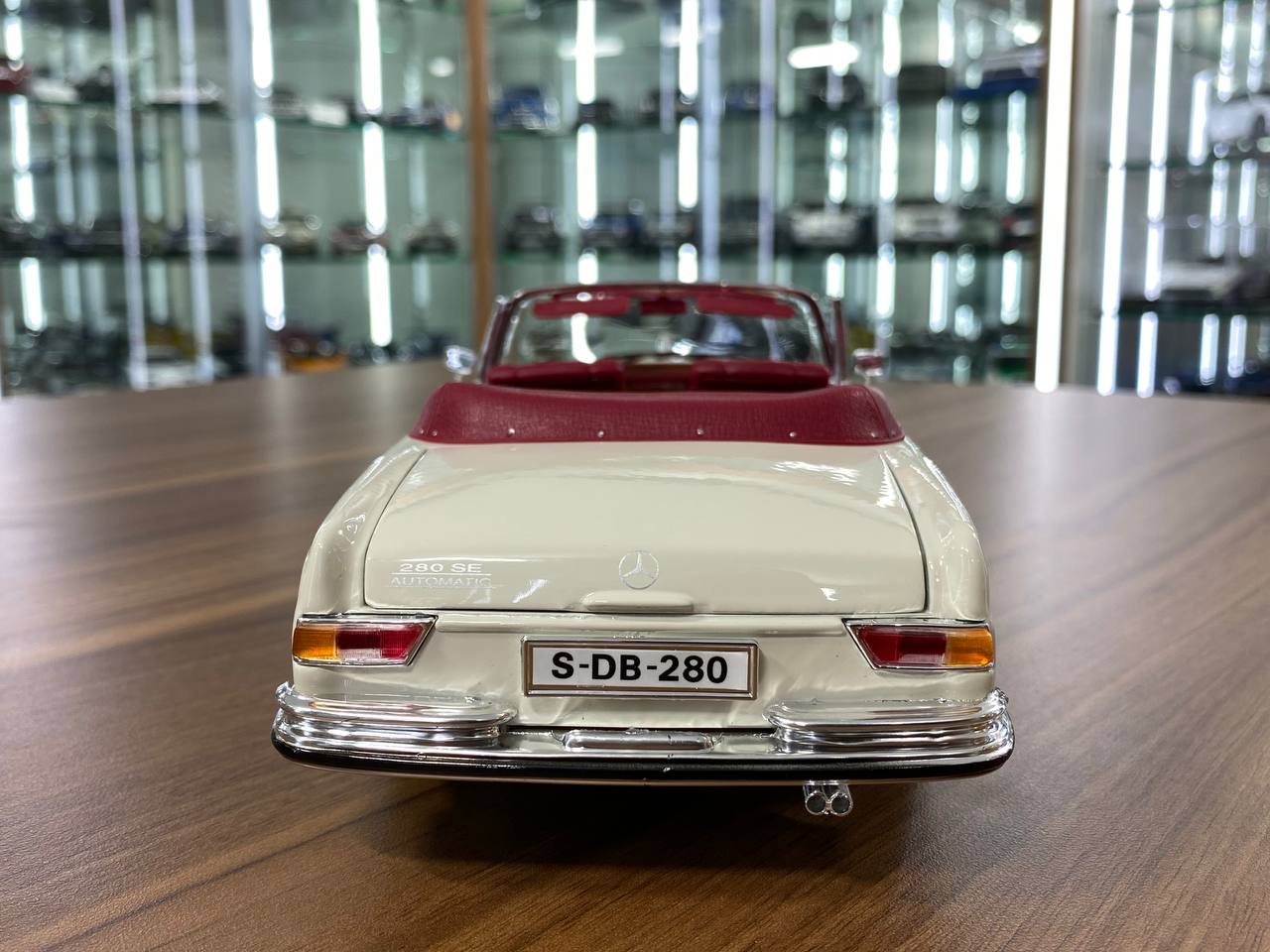 1/18 Diecast Maisto Mercedes Benz 280SE 1967