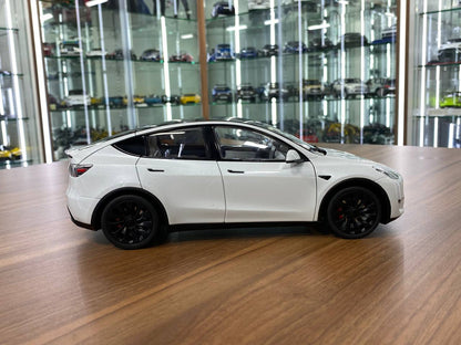 Tesla Model Y [ 1/18 White, Diecast ]
