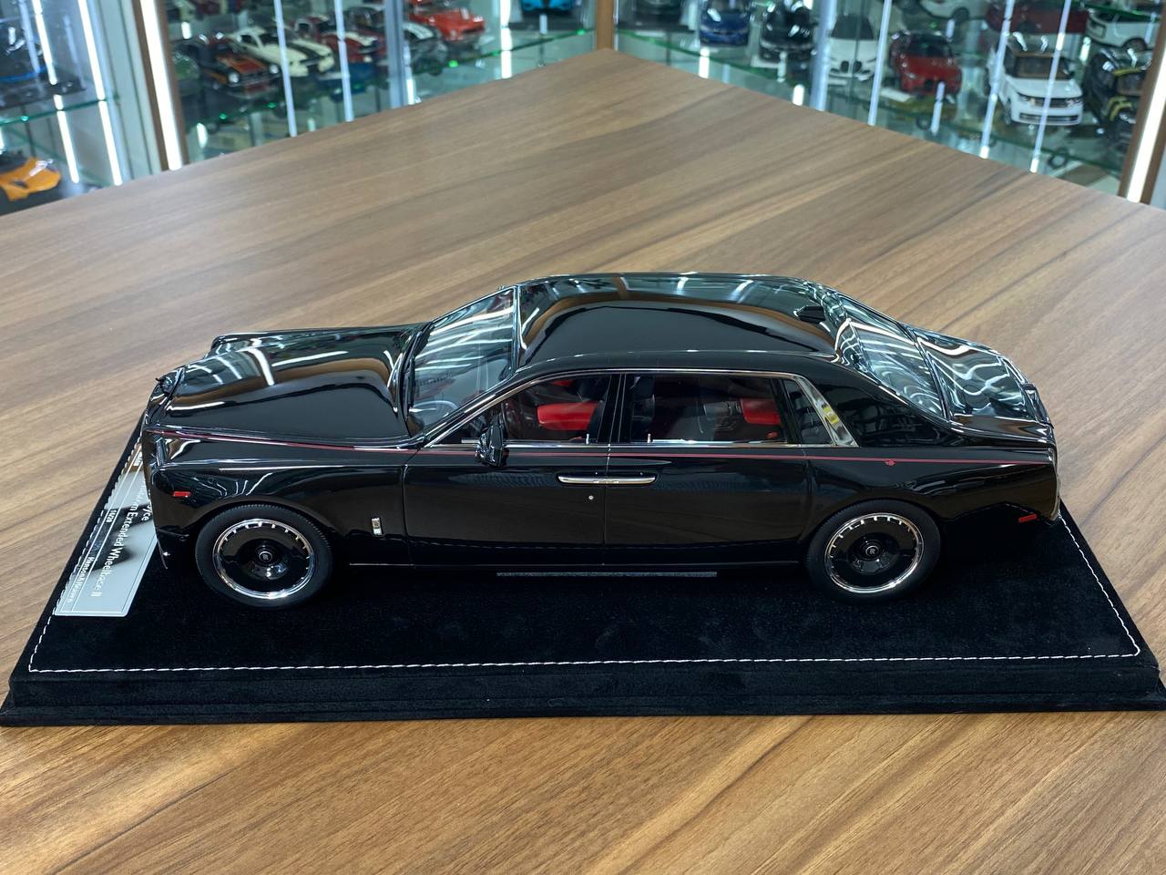 1:18 Resin Model  - H&H Rolls Royce Phantom Extended Wheelbase II (Black Dragon)