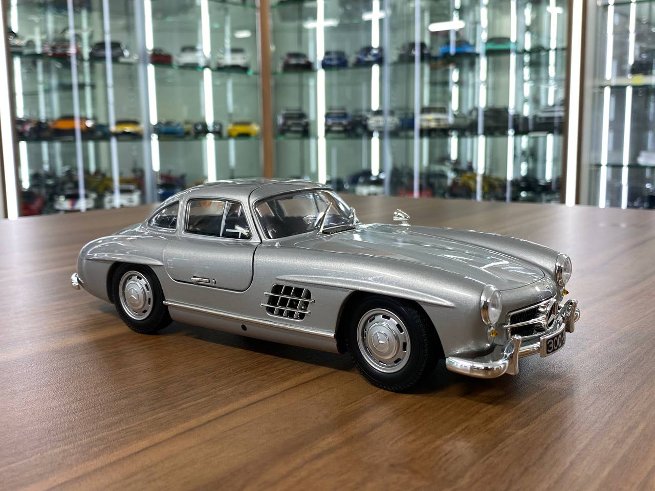 Minichamps 1/18 scale Diecast DC8524A - Mercedes-Benz 300 SL - Cream Minichamps 1/18 scale Diecast DC8524A - Mercedes-Benz 300 SL - Cream