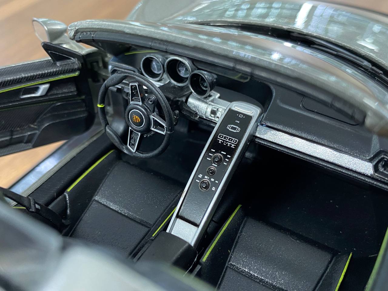 1/18 Welly Metal Diecast - Porsche 918 Spyder in Grey (opening doors)