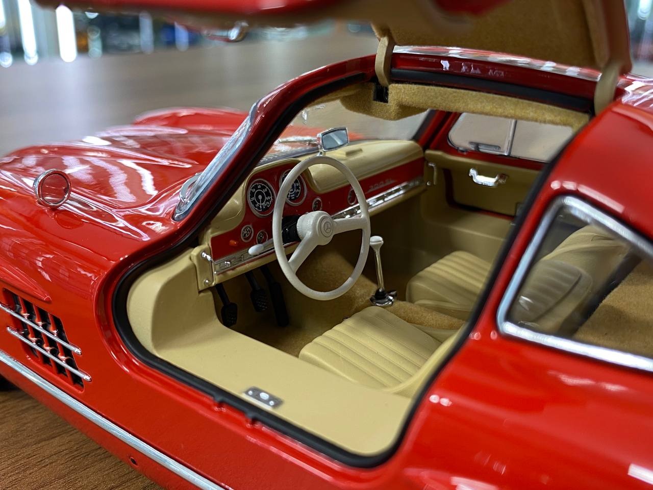 1/18 metal diecast Norev Dealer Edition  Mercedes-Benz 300 SL 1954-1957  Fire Engine Red