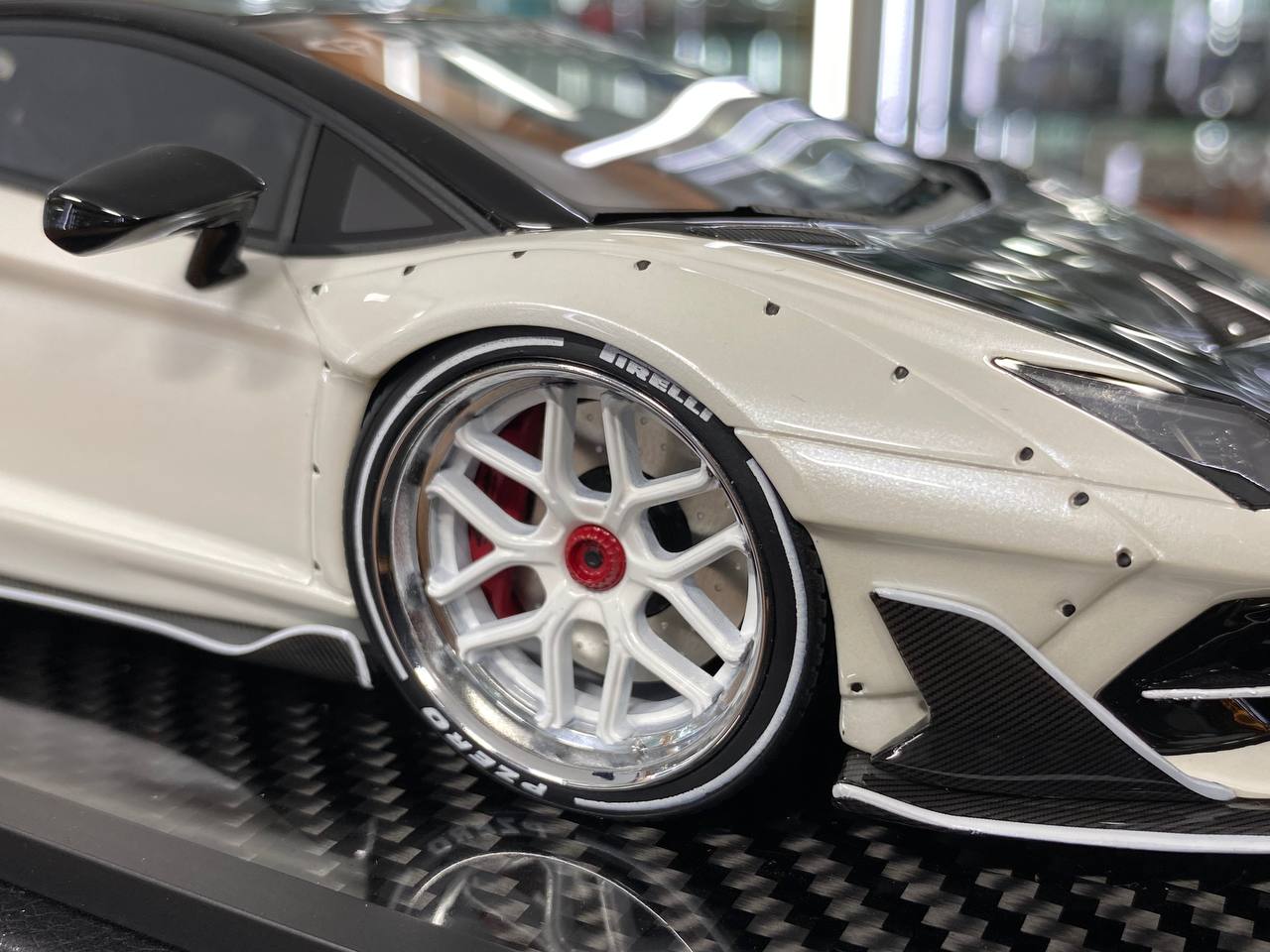 1/18 Resin – VIP Models Lamborghini Aventador SVJ Illusionary Pearl White Decals Limited Edition: 30 pcs
