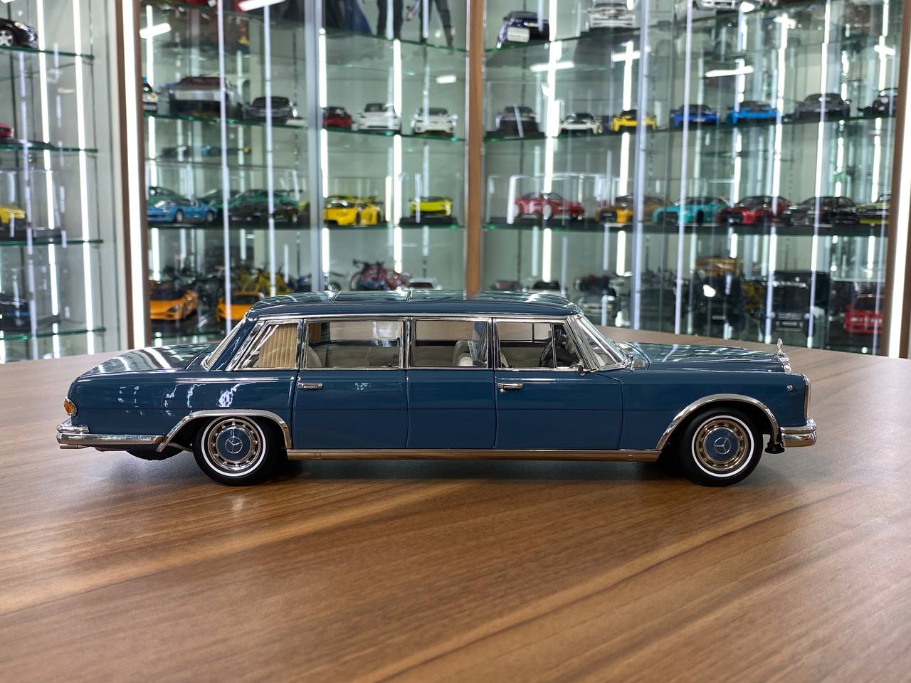 1:18 Diecast Full Opening – NZG Modelle GmbH Dealer Edition Mercedes-Benz 600 Pullman (W100)