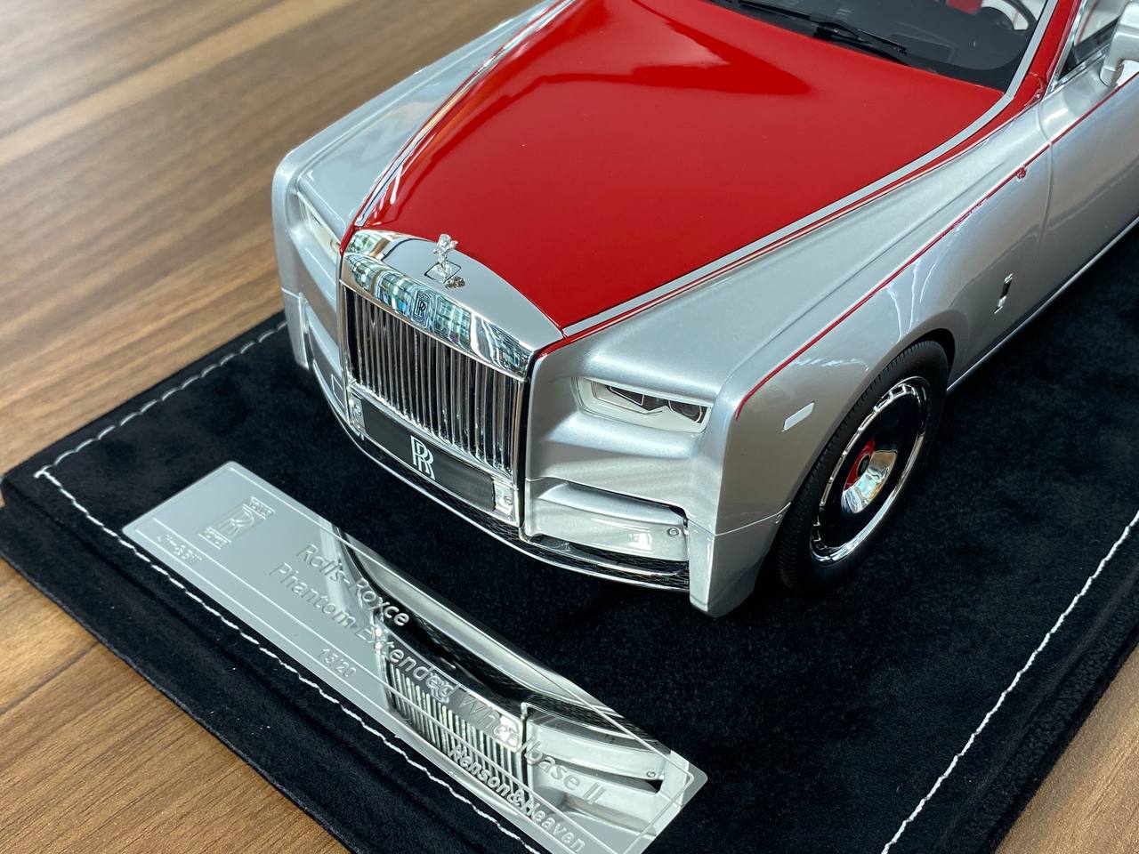 1/18 Resin – H&H Rolls Royce Phantom Extended Wheelbase II Silver / Red Dragon Ltd.Edn.20 pcs