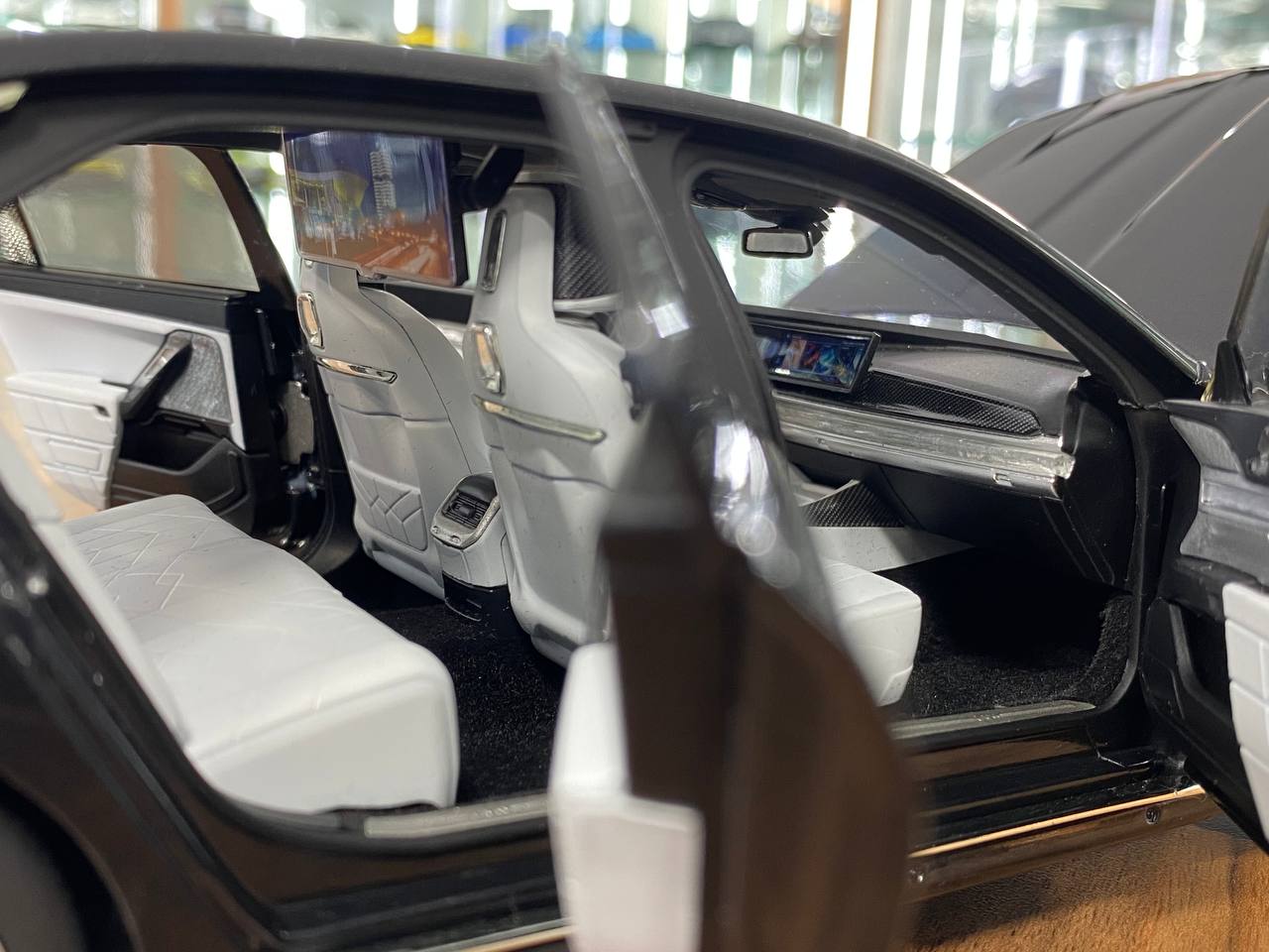 1/18 Metal Diecast Full Opening Minichamps Dealer Edition BMW i7 (2022) - Black Metallic