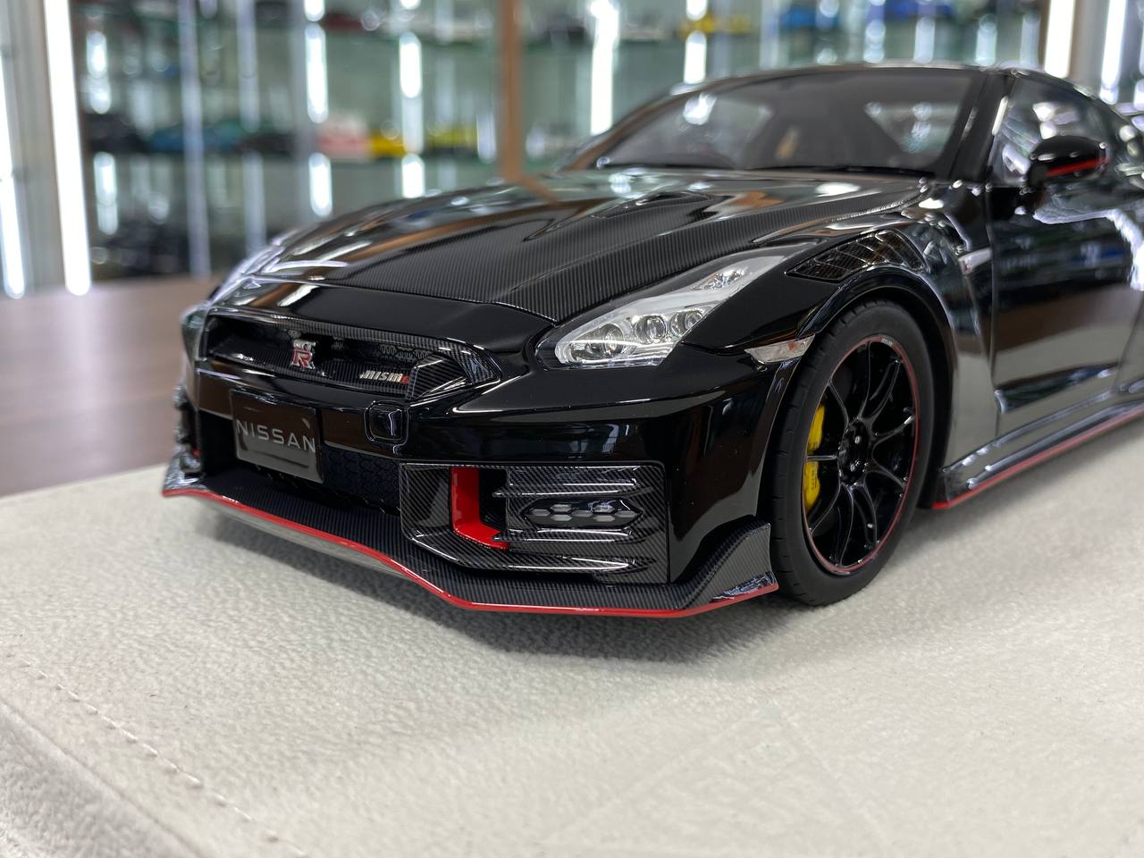 1/18 Resin Model – Nissan GT-R R35 NISMO Special Edition | Make Up |Black / Carbon Fiber Hood