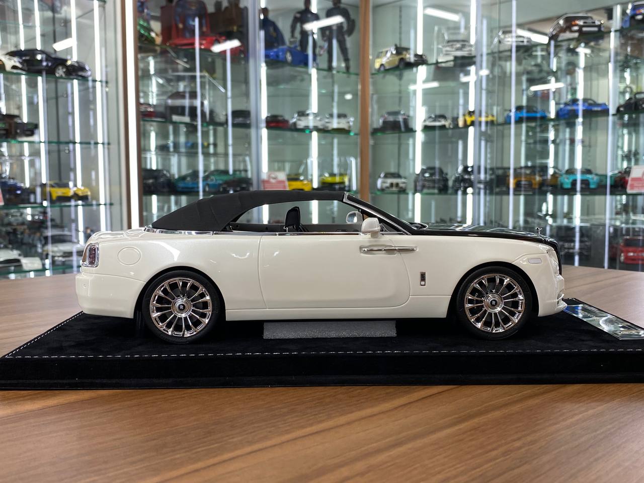 1/18 Resin Model – Rolls Royce Dawn | H&H |Pearl White / Diamond Black
