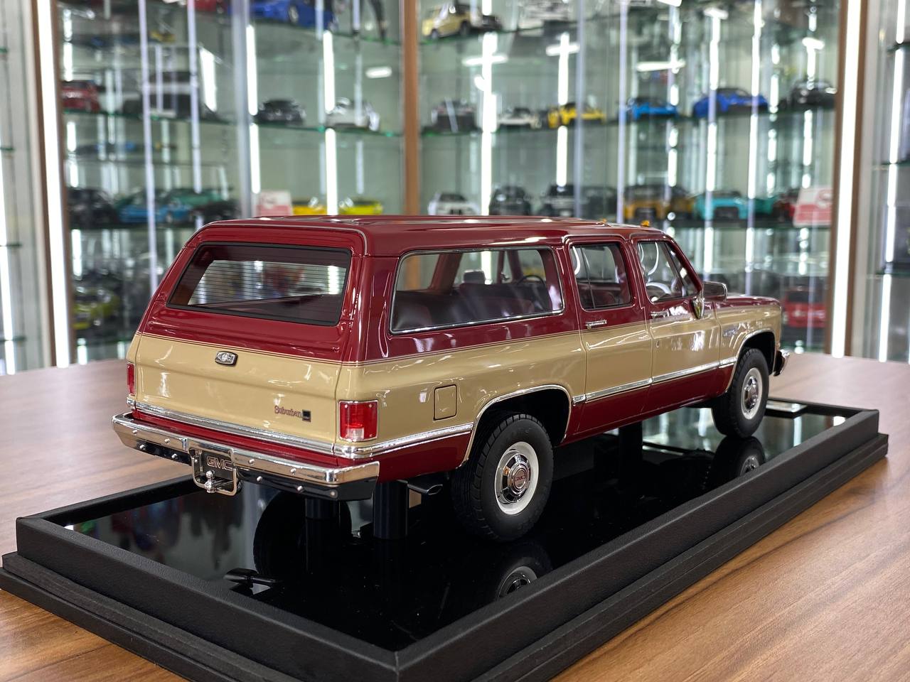 1/18 Resin Old School Models GMC SUBARBAN 86 2500 (1986) Red & Beige  Limited 100 pcs