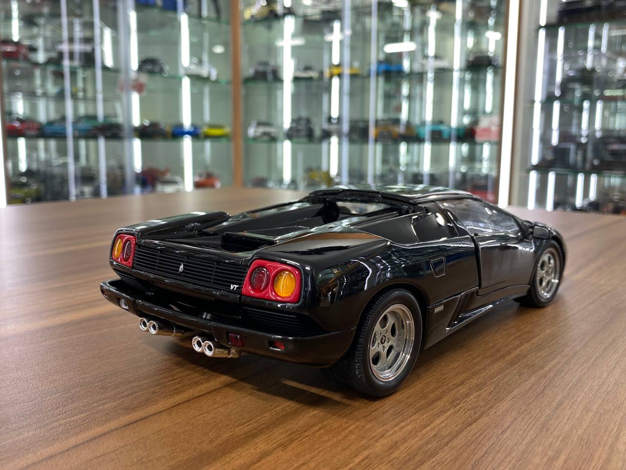 AUTOart 1/18 Diecast Lamborghini Diablo Roadster Black