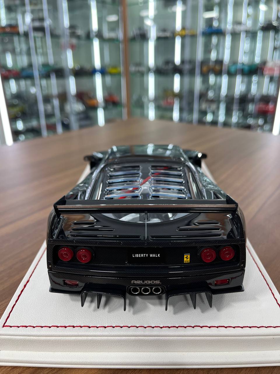 🏁 Davis & Giovanni 1:18 Resin Ferrari F40 LBWK – Full Carbon Fibre | White/Black Interior | 04 of 14