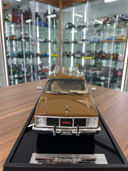 1:18 Resin GMC Suburban 2500 (1986) – Brown/Beige –  Old School Models – Limited 100 pcs