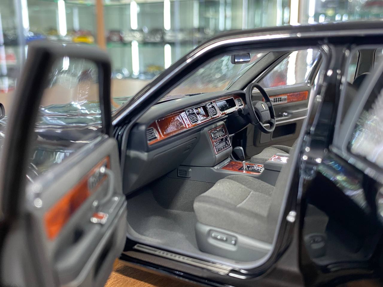 1:18 Diecast Model Toyota Century 1997 Black | Almost Real | Full-Opening