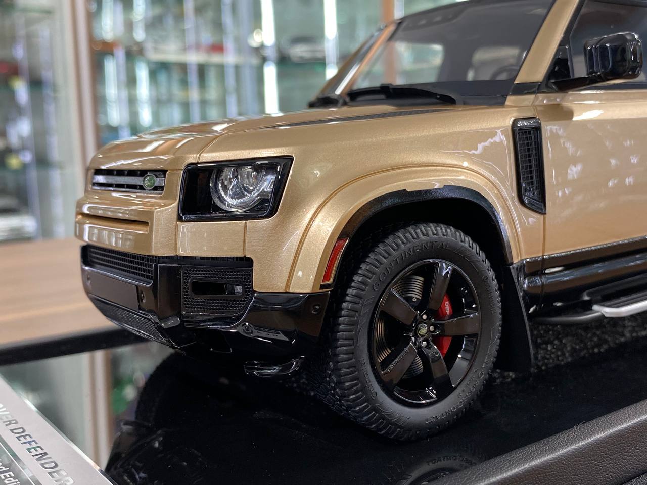 1/18 Resin MotorHelix Land Rover Defender 110 Gold Limited 50 pcs