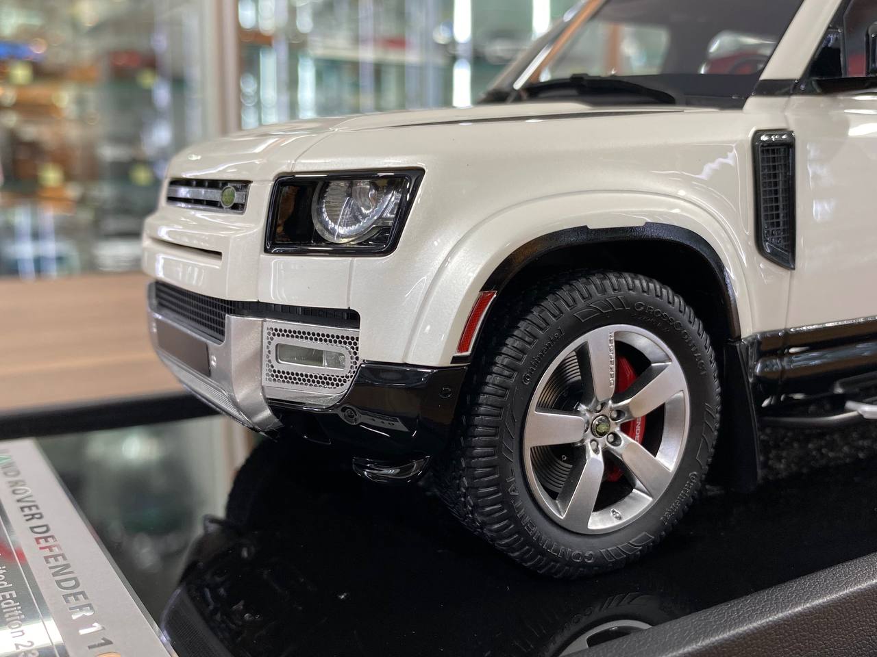 1/18 Resin MotorHelix Land Rover Defender 110 Pearl White Limited 50 pcs