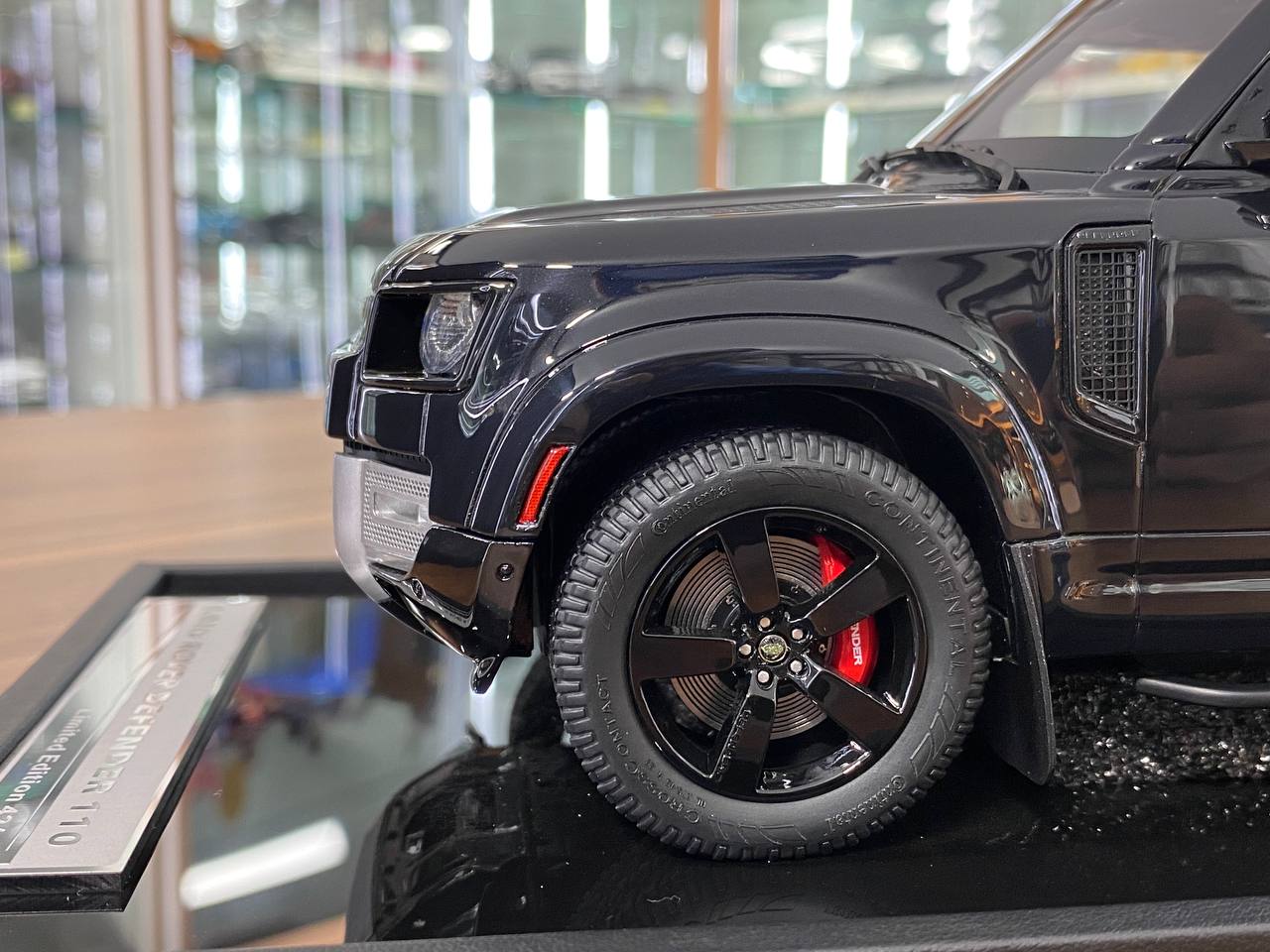1/18 Resin MotorHelix Land Rover Defender 110 Gloss Black Limited 50 pcs