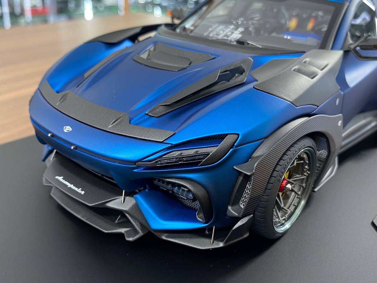 1/18 Resin Dream Walkers  Accompanier D775 in Matt Klein blue / black lining  Limited 15/99