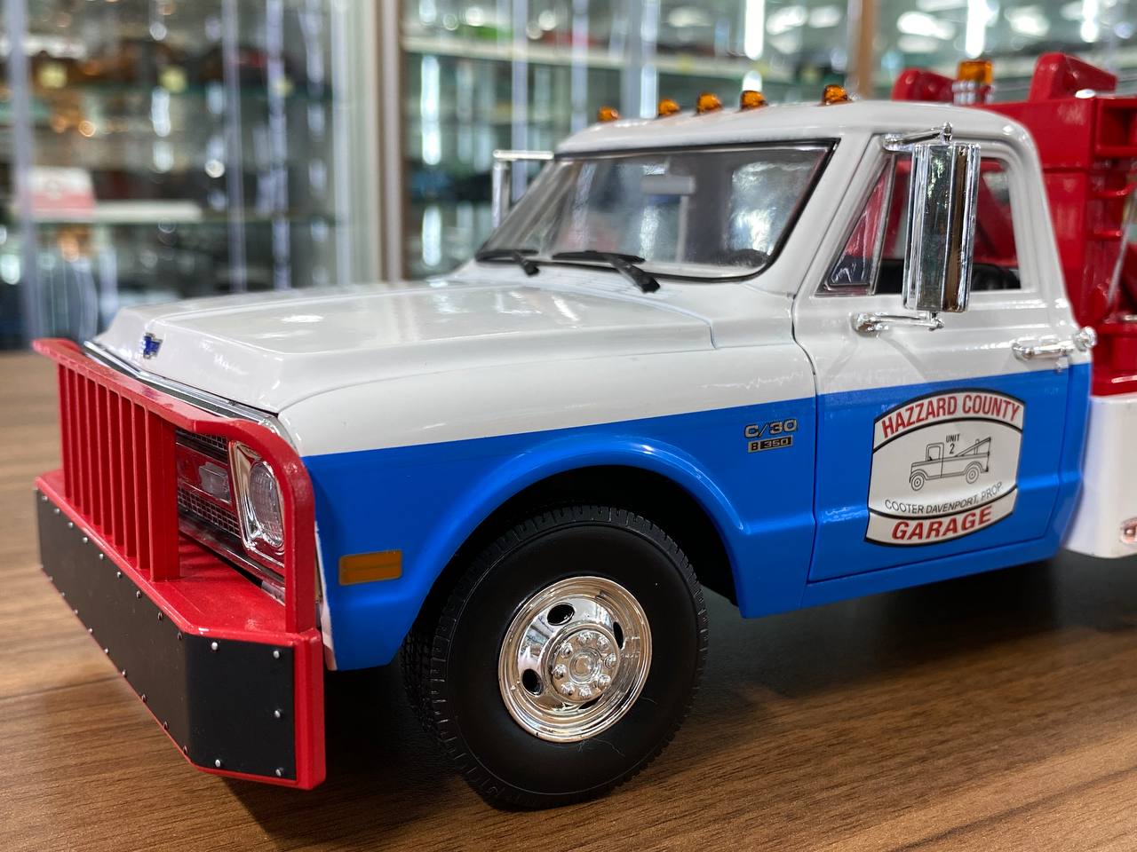 1/18 Diecast Chevrolet C-30 White and Red Model Car by Green Light