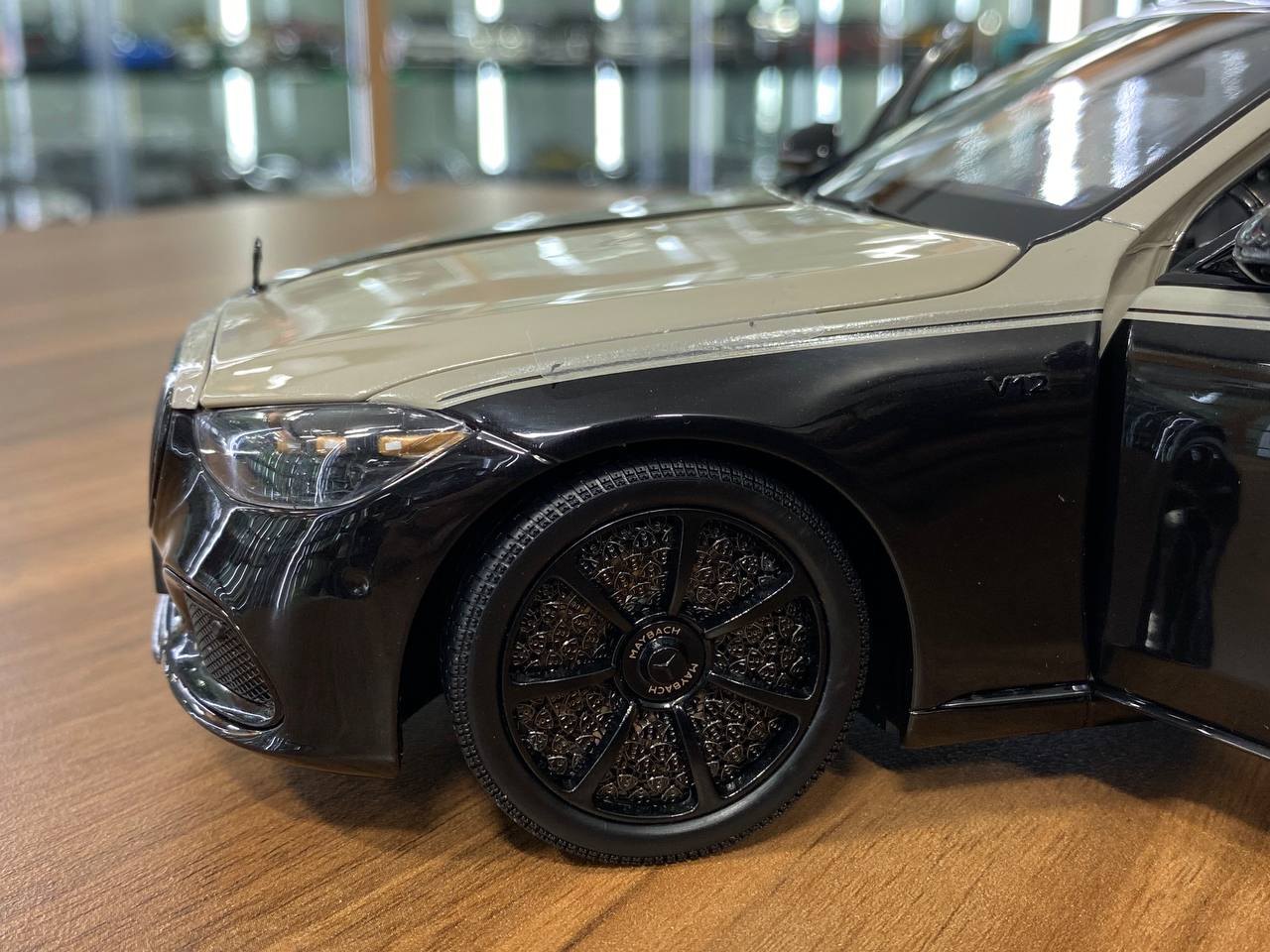 Collector’s 1/18 Mercedes-Maybach S Class S680 Night Series Mojave Silver Onyx Black