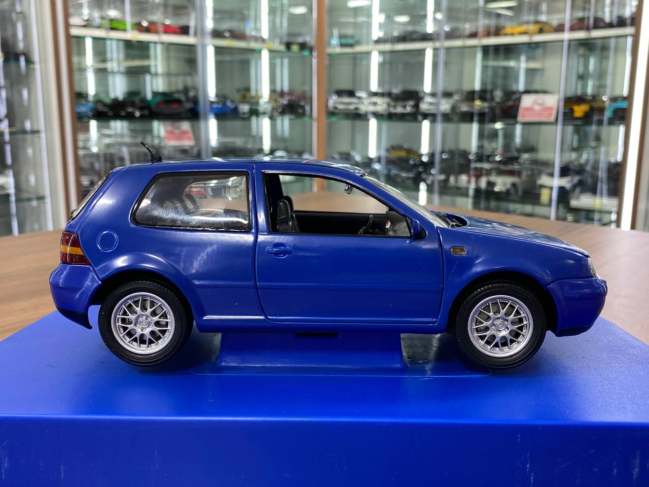 1/18 Diecast Volkswagen Golf GTI 1998 Blue Revell