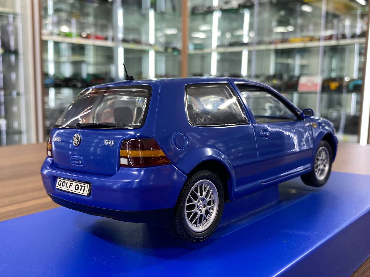 1/18 Diecast Volkswagen Golf GTI 1998 Blue Revell