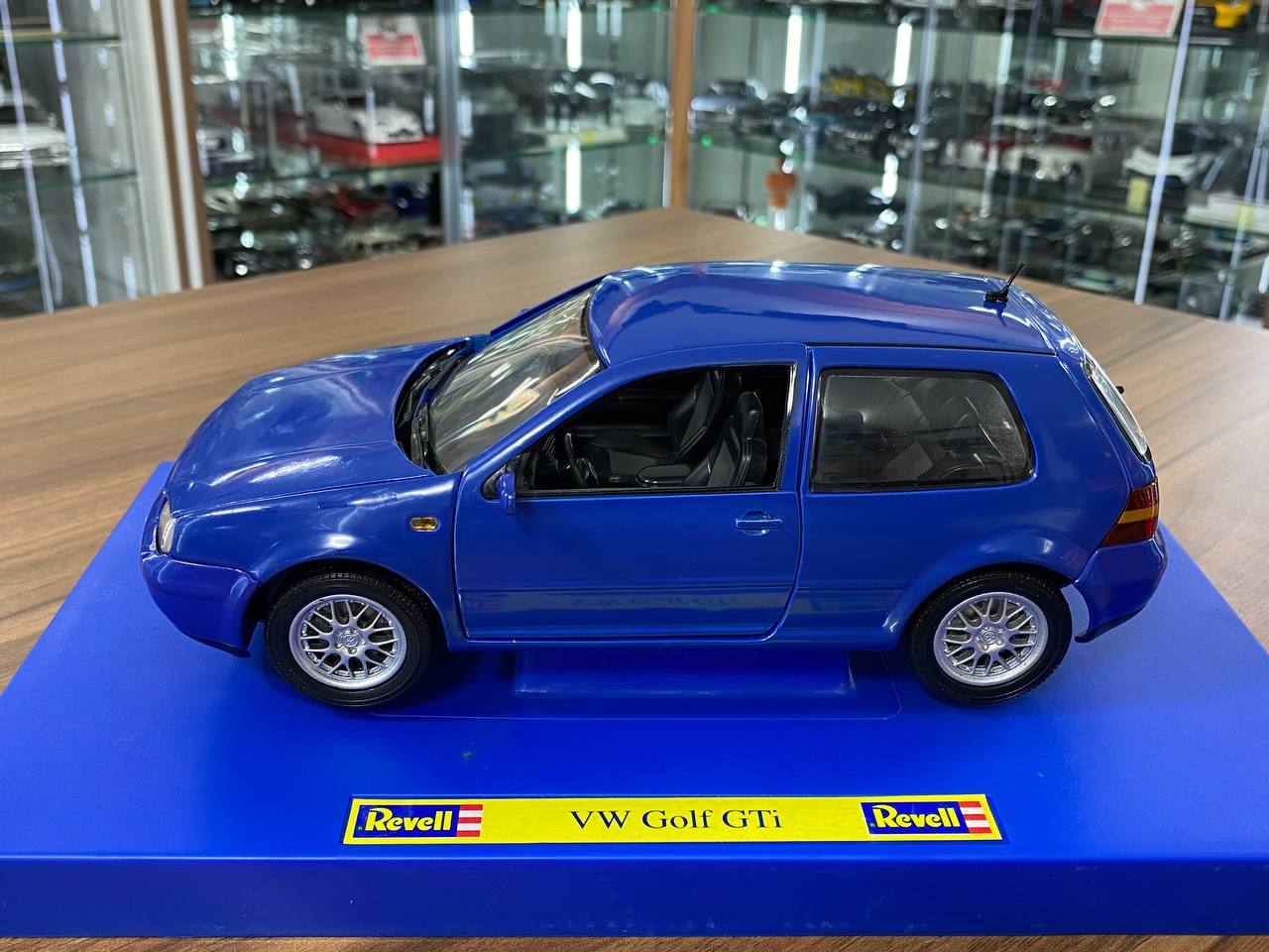 1/18 Diecast Volkswagen Golf GTI 1998 Blue Revell – dturman.com