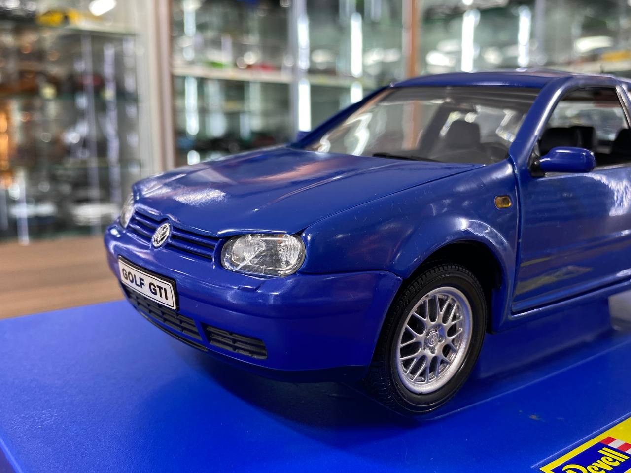 1/18 Diecast Volkswagen Golf GTI 1998 Blue Revell