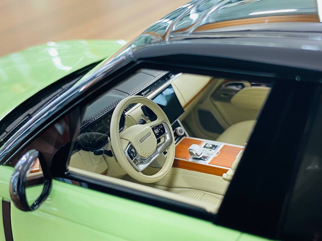 MotorHelix Range Rover Autobiography 2022 – 1/18 Resin Model, Light Green, Limited 106