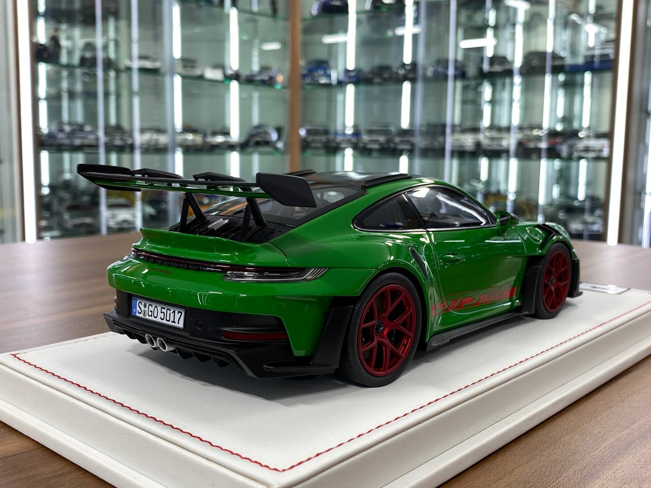 Ivy Model 1/18 Porsche 911 992 GT3 RS Weissach – Python Green with Red Wheels, Limited to 20 pcs.