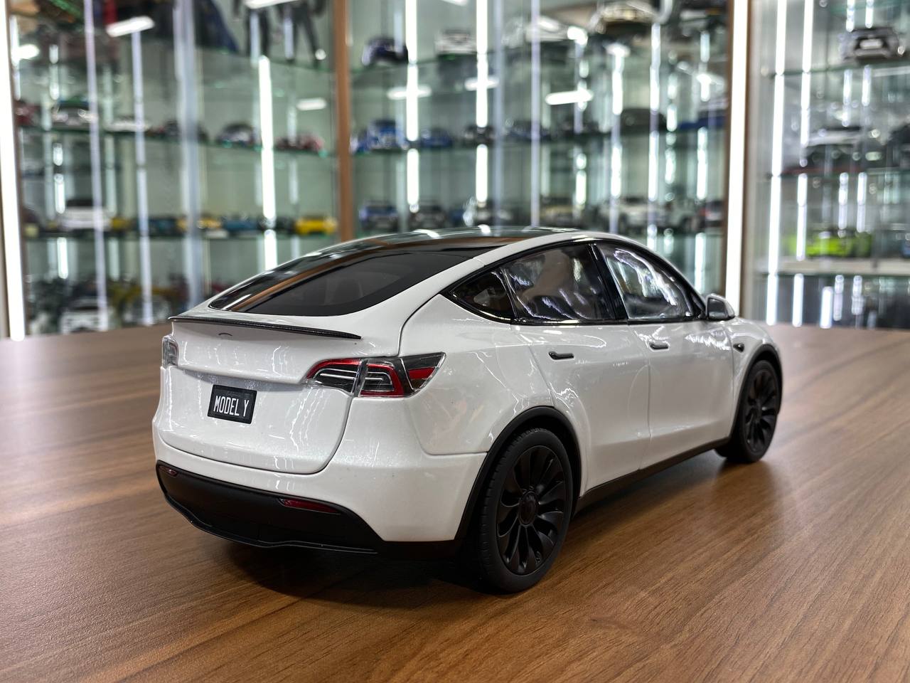 Tesla Model Y [ 1/18 White, Diecast ]