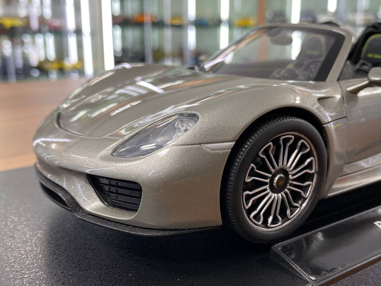 1/18 Welly Metal Diecast - Porsche 918 Spyder in Grey (opening doors)