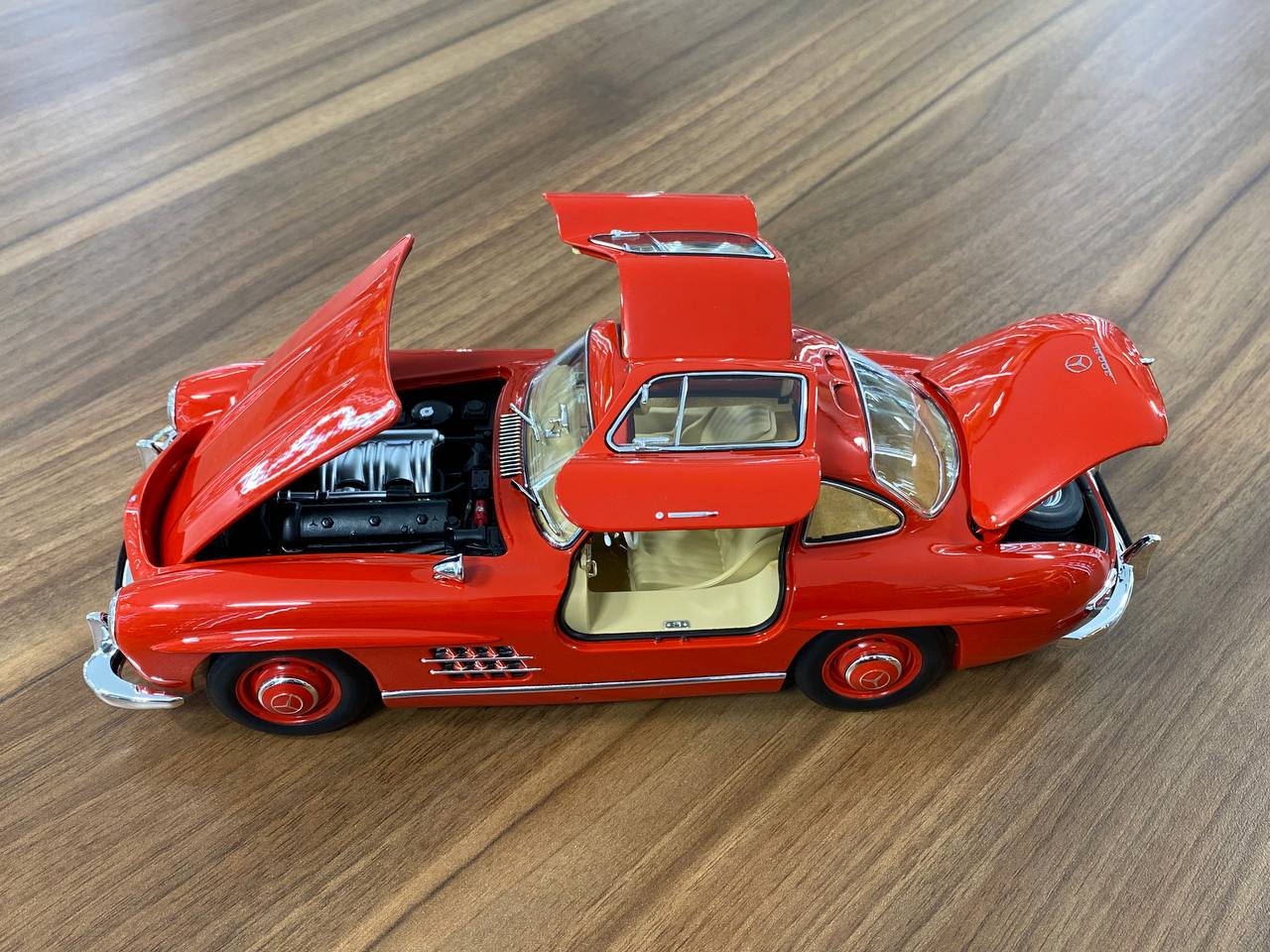 1/18 metal diecast Norev Dealer Edition  Mercedes-Benz 300 SL 1954-1957  Fire Engine Red