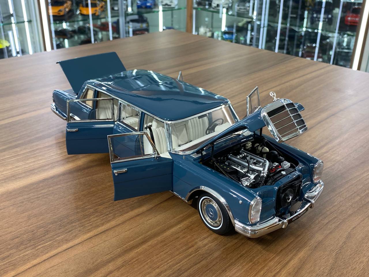 1:18 Diecast Full Opening – NZG Modelle GmbH Dealer Edition Mercedes-Benz 600 Pullman (W100)