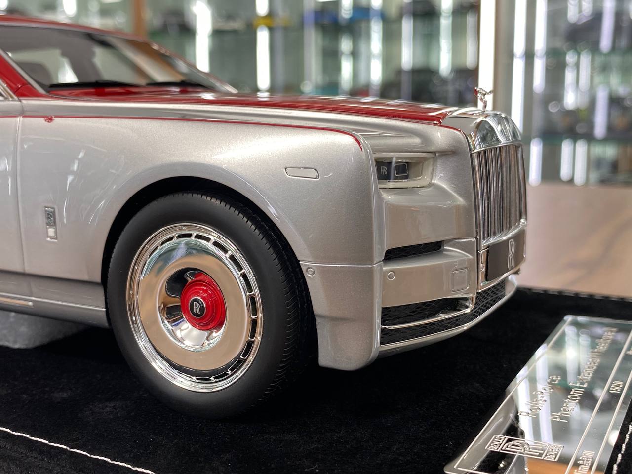 1/18 Resin – H&H Rolls Royce Phantom Extended Wheelbase II Silver / Red Dragon Ltd.Edn.20 pcs