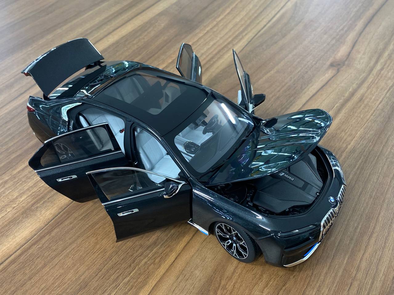 1/18 Metal Diecast Full Opening Minichamps Dealer Edition BMW i7 (2022) - Black Metallic
