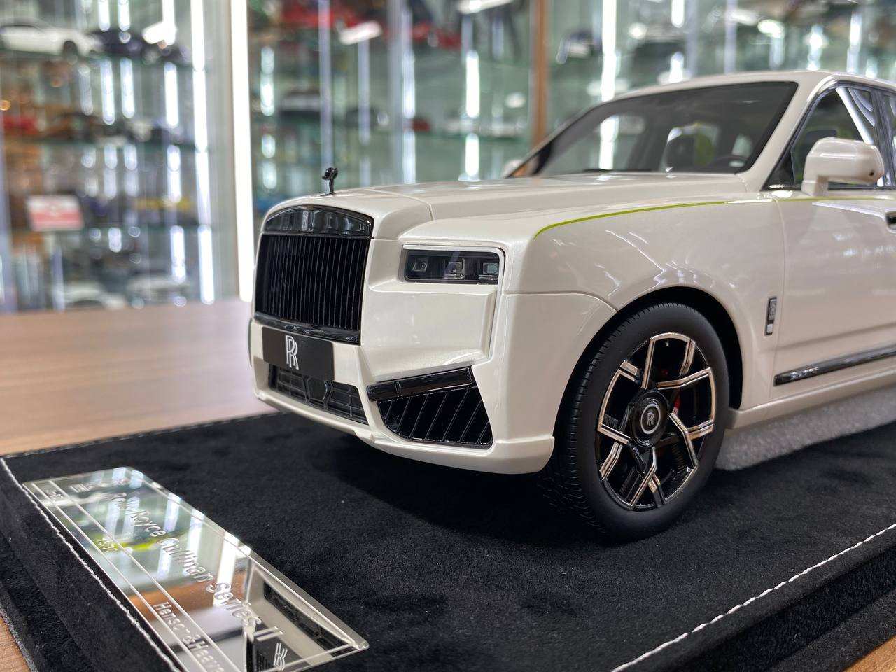 1/18 Resin Model – H&H Rolls Royce Cullinan Series II Pearl White with Black Badge  Limited Edition: 30 pcs