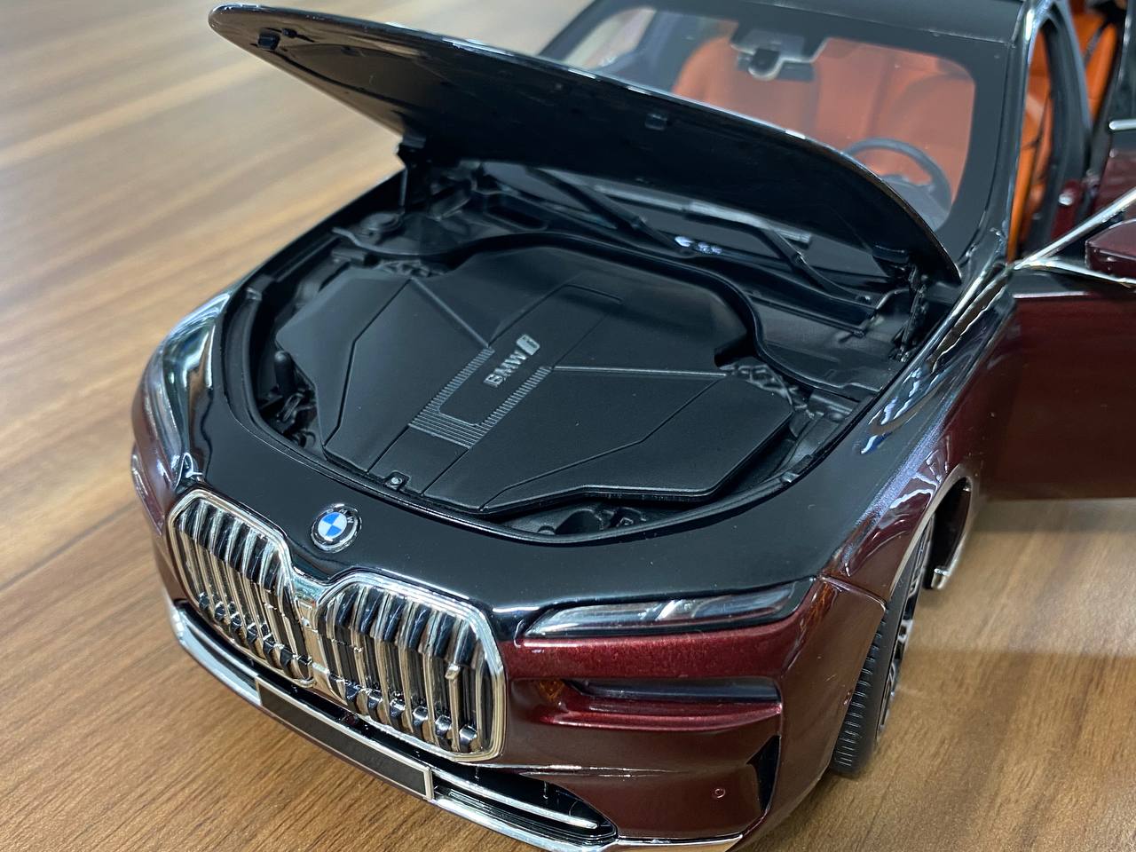 1/18 BMW i7 2022 Diecast by Minichamps | Full Opening | Dealer Edition