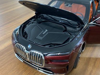 1/18 BMW i7 2022 Diecast by Minichamps | Full Opening | Dealer Edition