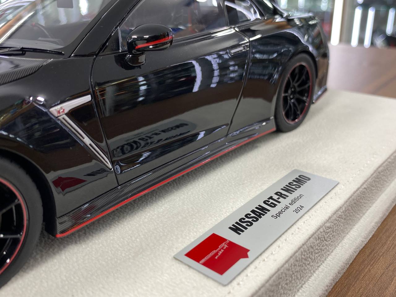 1/18 Resin Model – Nissan GT-R R35 NISMO Special Edition | Make Up |Black / Carbon Fiber Hood