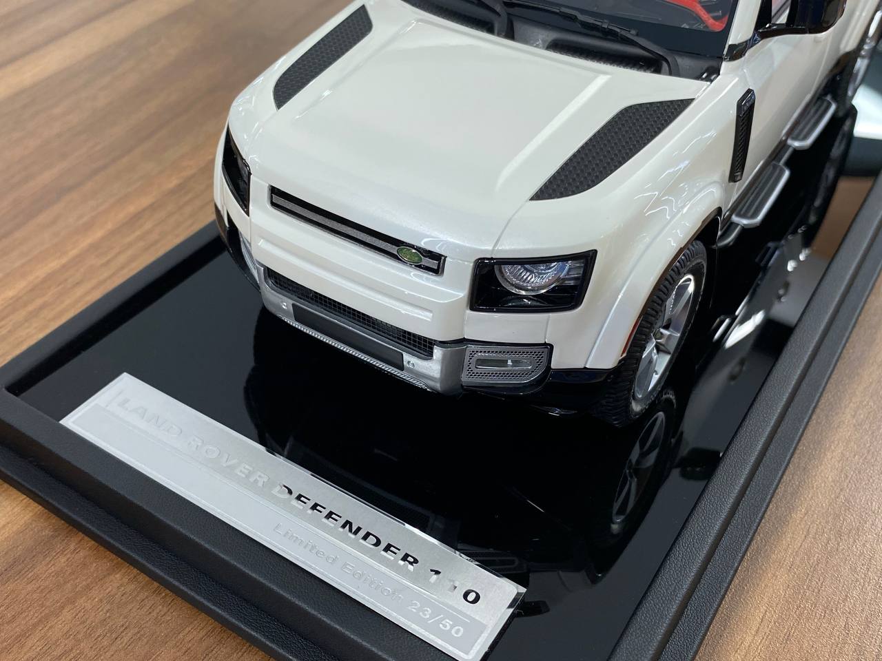 1/18 Resin MotorHelix Land Rover Defender 110 Pearl White Limited 50 pcs