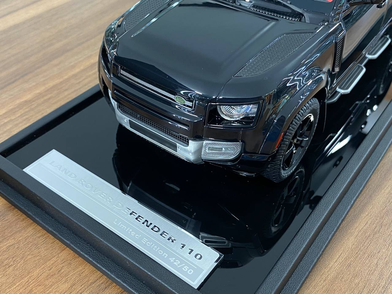1/18 Resin MotorHelix Land Rover Defender 110 Gloss Black Limited 50 pcs