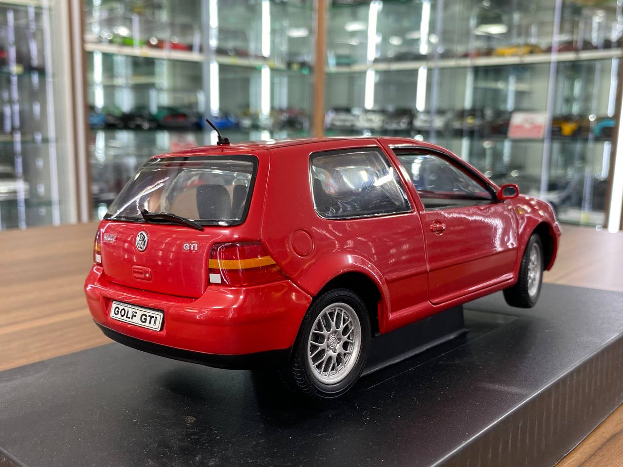 1/18 Diecast Volkswagen Golf GTI 1998 Revell in Red – dturman.com