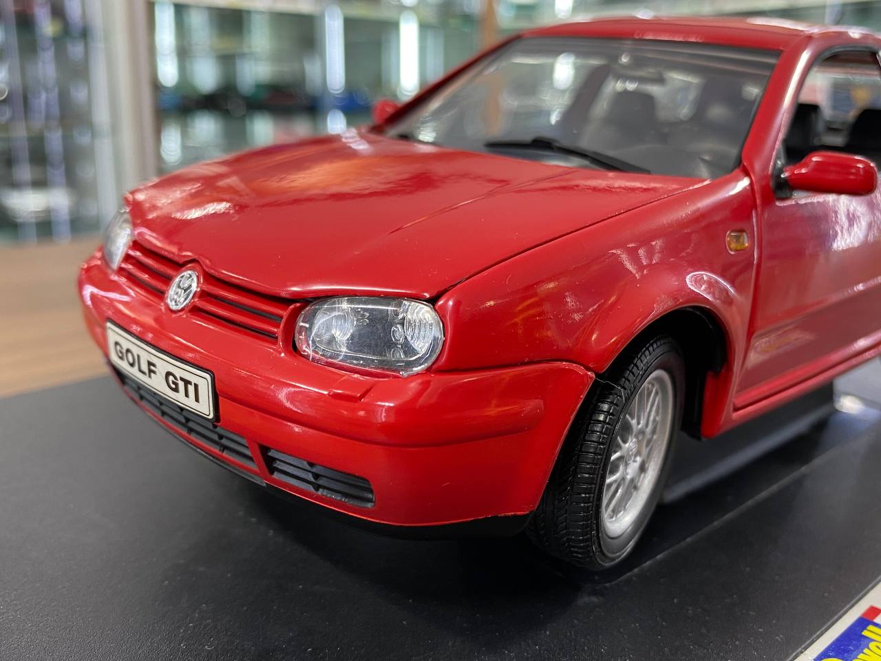 Revell VW GOLF GTI 1/18スケール ミニカー 1/18 Diecast Volkswagen Golf GTI 1998 Revell in Red