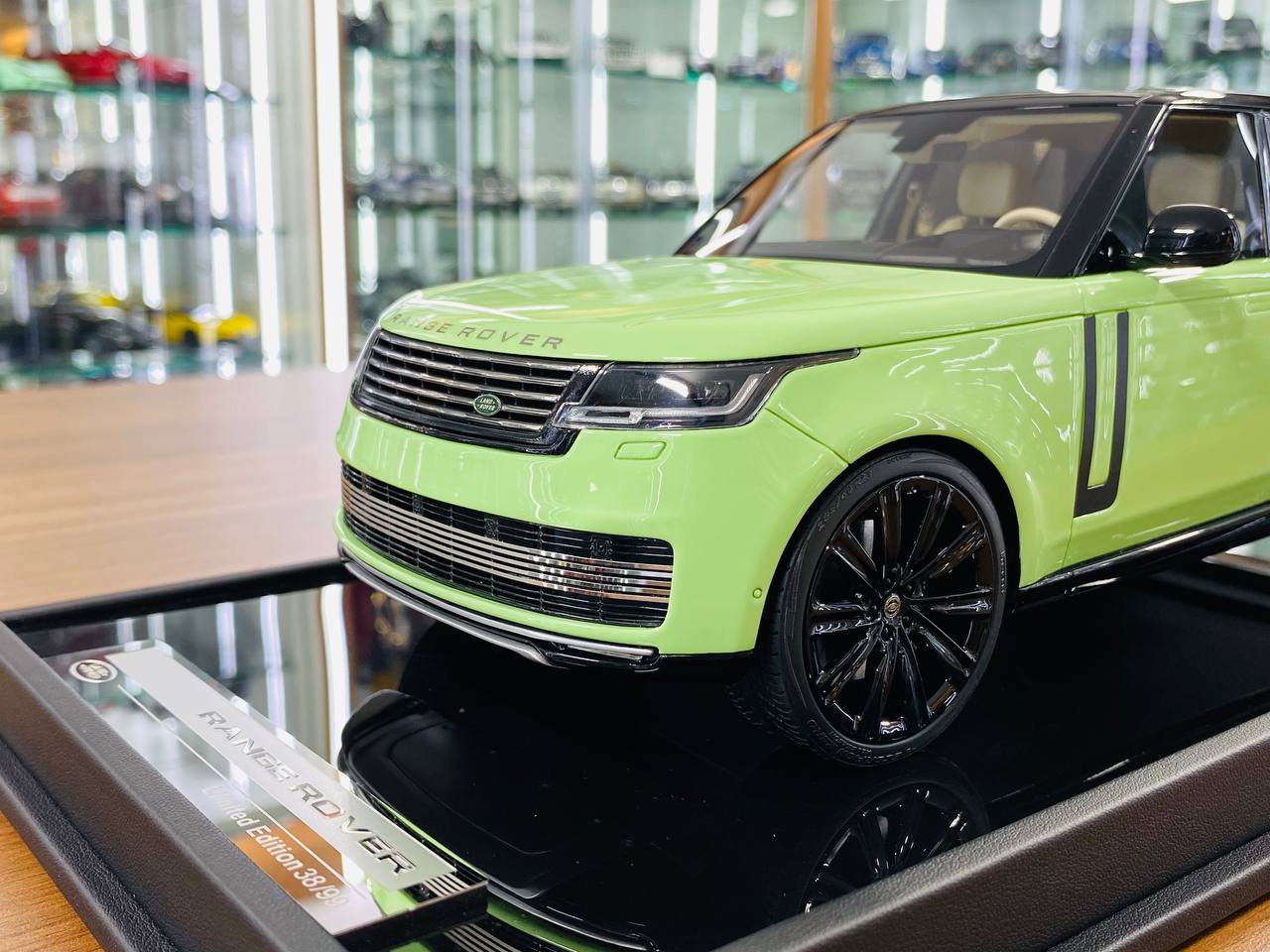 MotorHelix Range Rover Autobiography 2022 – 1/18 Resin Model, Light Green, Limited 107