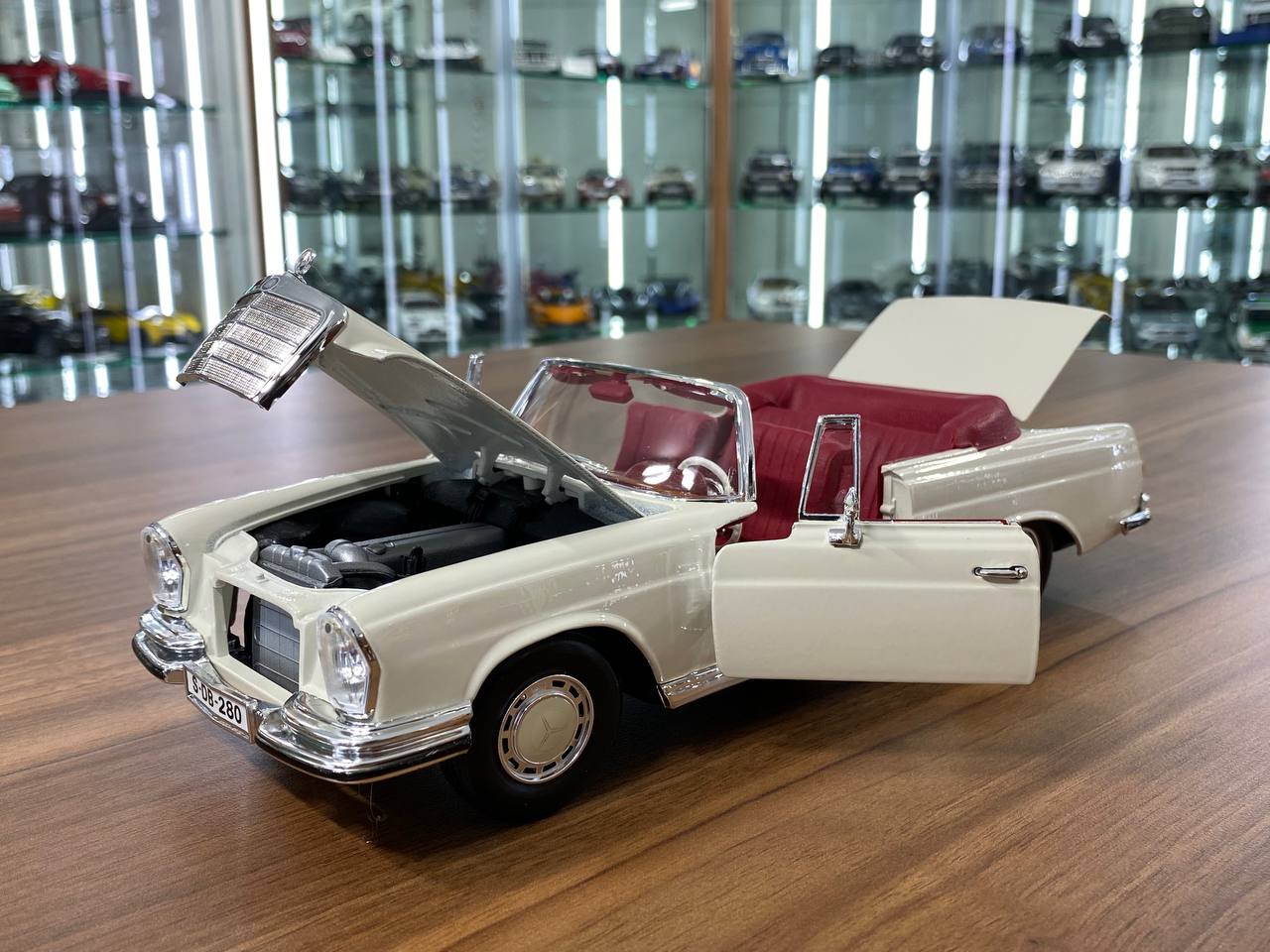 1/18 Diecast Maisto Mercedes Benz 280SE 1967