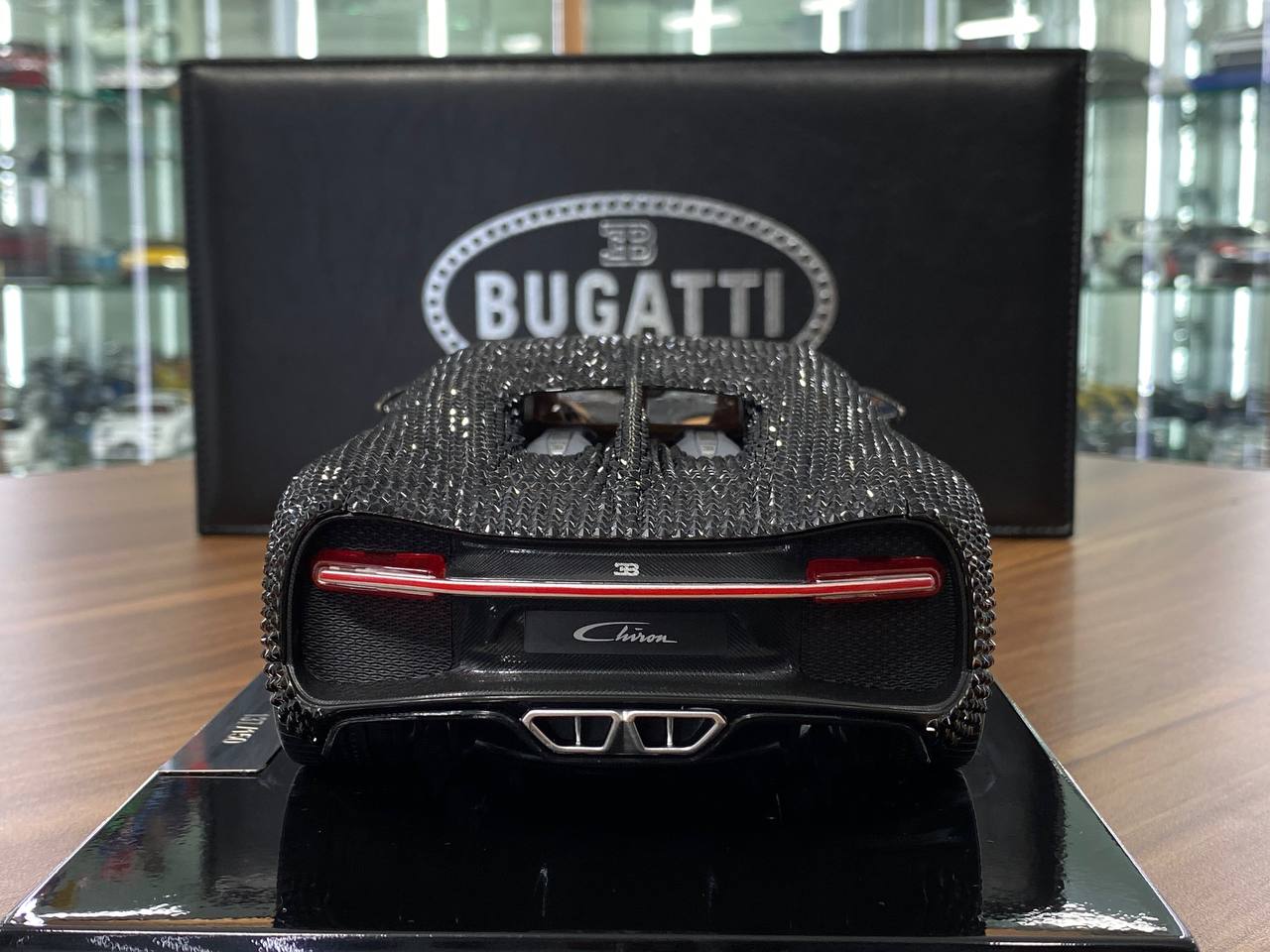 1/18 Diecast Bugatti Chiron Swarovski Crystal Limited Edition (137 out of 150) Bburago