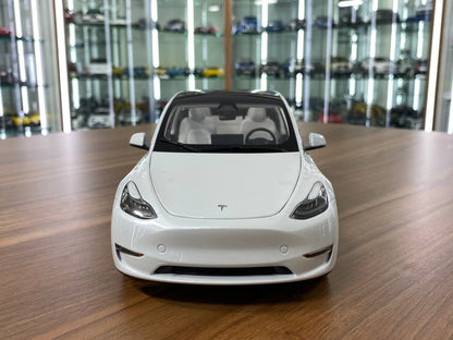 Tesla Model Y [ 1/18 White, Diecast ]